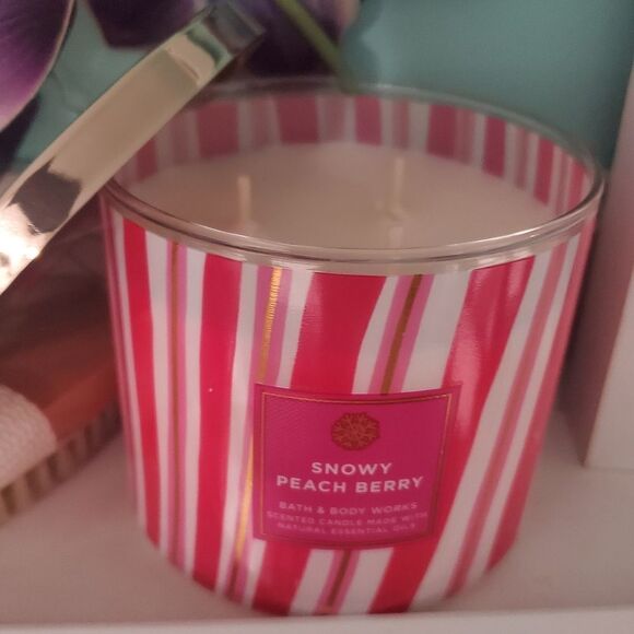 Snowy Peach Berry Candle by Bath and Body Works - Picture 3 of 6